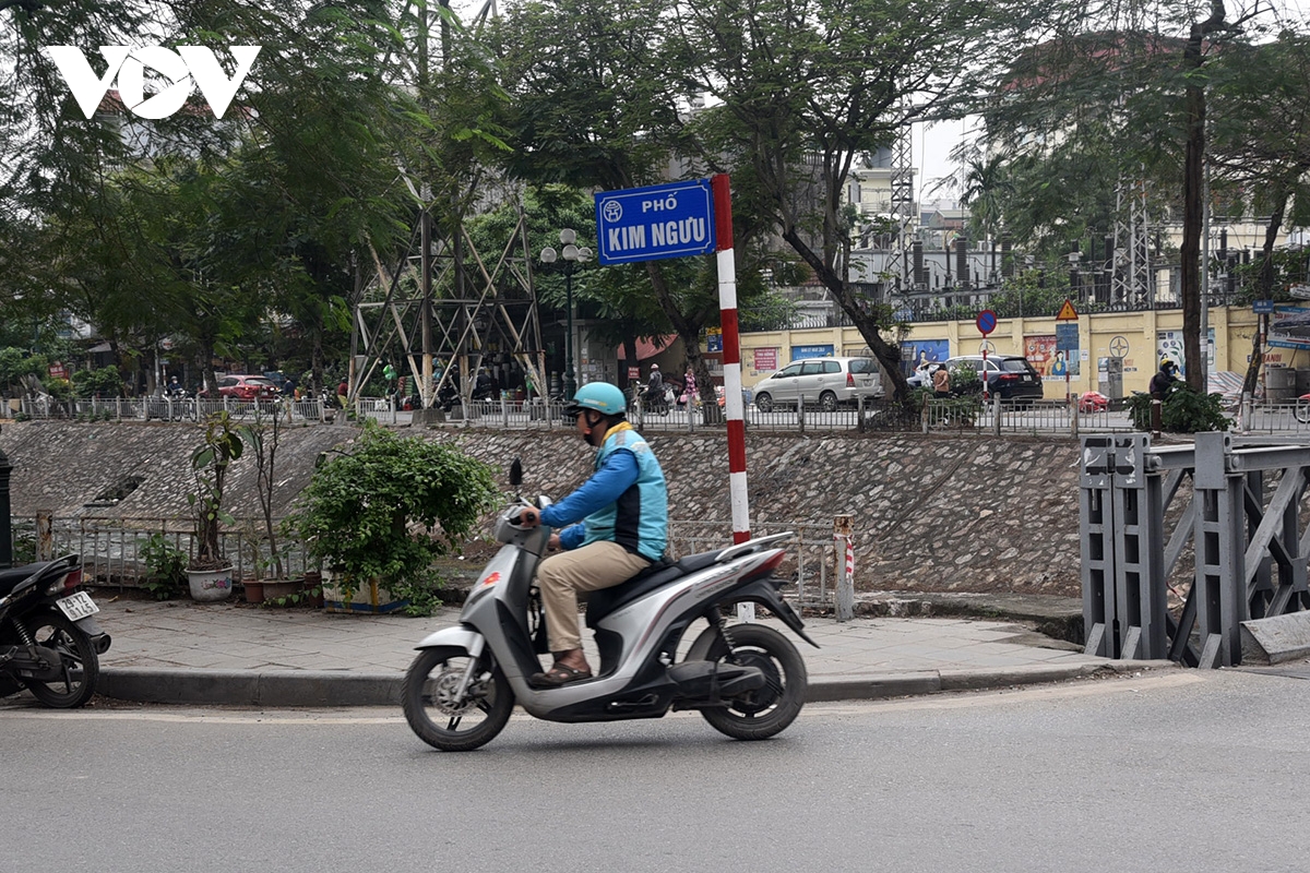 Sông Kim Ngưu bốc mùi xú uế, nhà dân phải đóng kín cửa để bảo vệ sức khỏe